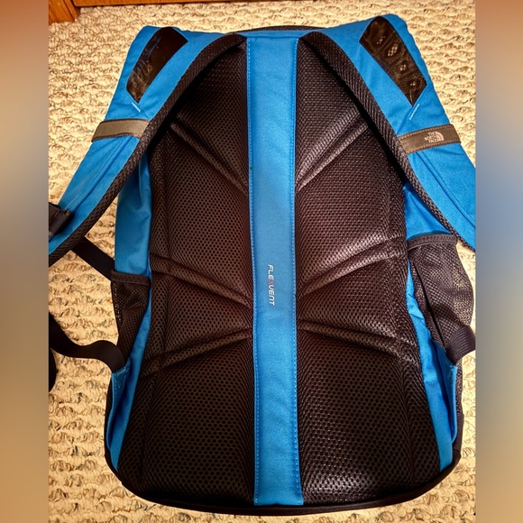 The North Face Vault Backpack Never Used - Picture 7 of 9